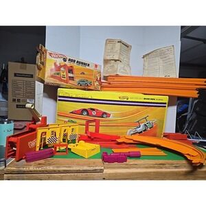 VTG 1969 Hot Wheels Double-Dare Action Set Case, and original track accessories